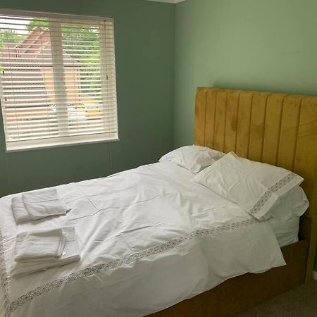 Cosy One Bed Flat Free Parking Apartment Send ภายนอก รูปภาพ