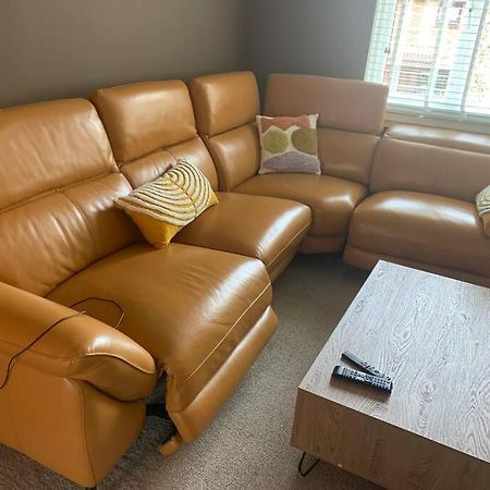 Cosy One Bed Flat Free Parking Apartment Send ภายนอก รูปภาพ