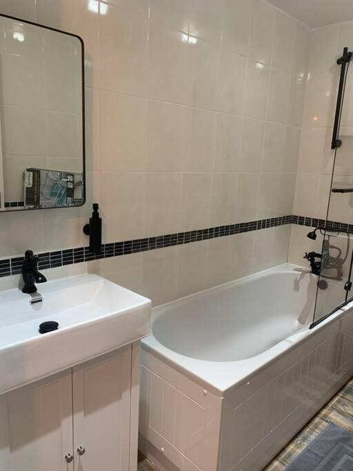 Cosy One Bed Flat Free Parking Apartment Send ภายนอก รูปภาพ