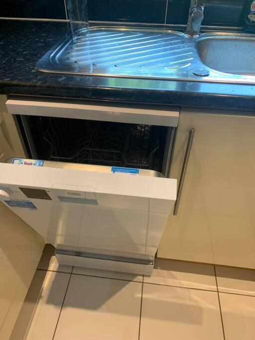 Cosy One Bed Flat Free Parking Apartment Send ภายนอก รูปภาพ