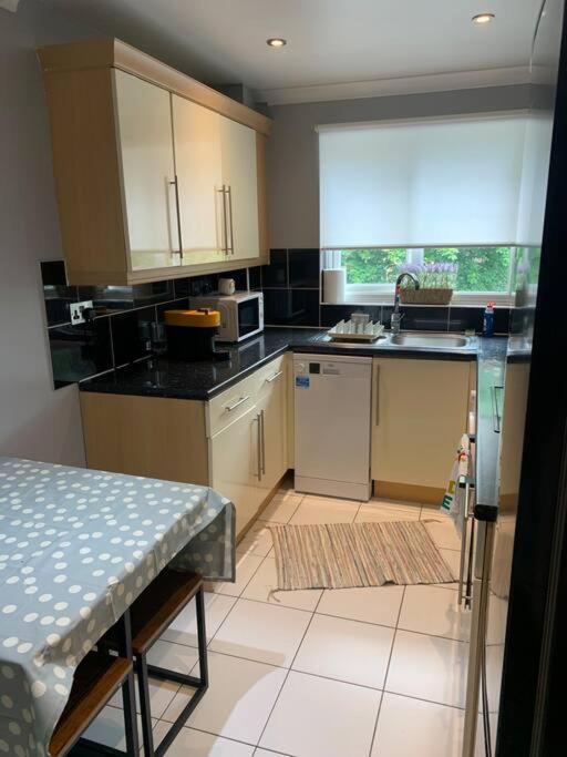 Cosy One Bed Flat Free Parking Apartment Send ภายนอก รูปภาพ